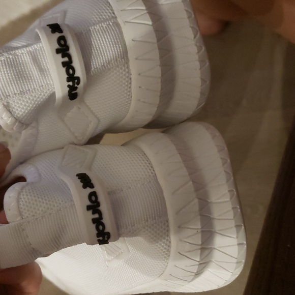 Womens tennis shoes - Picture 3 of 4